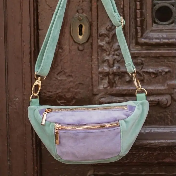 Personalizowana welurowa torebka nerka Emilia w kolorze miętowym i liliowym, damska nerka handmade marki RUDNIK.