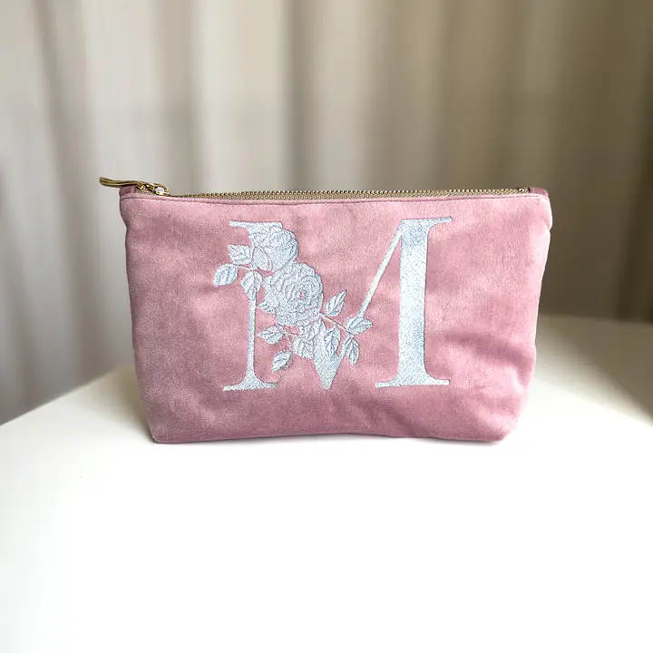 Kosmetyczka FLAT welurowa pastelowa różowa z monogramem litera M