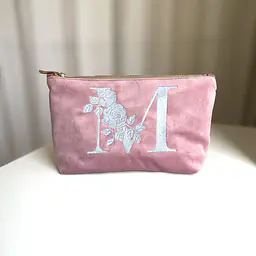 Kosmetyczka FLAT welurowa pastelowa różowa z monogramem litera M