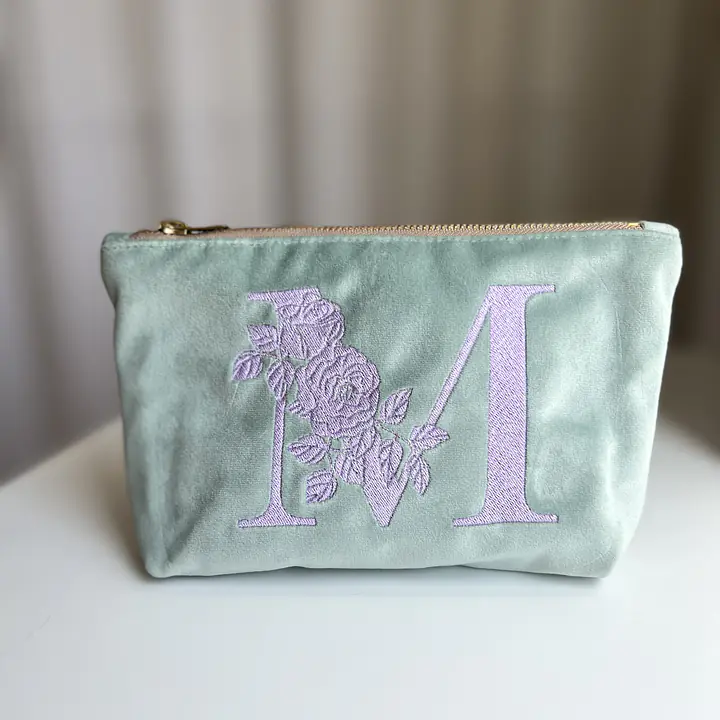 Kosmetyczka FLAT welurowa mietowa z monogramem litera M